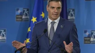 El presidente del Gobierno de España, Pedro Sánchez, habla en una rueda de prensa tras las reuniones de la OTAN.