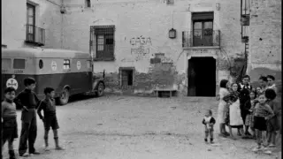 Entrada a la casa de los Torres Solanot, convertida en hospital. La ambulancia aparcada delante tenía capacidad para 12 camillas. Imagen de 1937, procedente del álbum de la enfermera australiana Agnes Hodgson, recogido en el libro 'A una milla de Huesca.