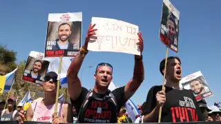 Familiares israelíes de los secuestrados por Hamas se manifiestan por su liberación.