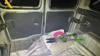 Imagen del interior del vehículo con herramientas para realizar los robos.