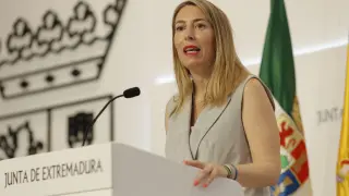 La presidenta de la Junta de Extremadura, María Guardiola, comparece ante los medios de prensa tras el anuncio de ruptura de Vox con el PP.