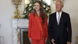 La princesa Leonor junto al presidente de Portugal Marcelo Rebelo de Sousa, quien le ha entregado la Gran Cruz de la Orden de Cristo