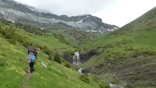 Actividad de senderismo en el Pirineo aragonés.