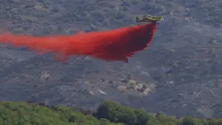 Activan de nuevo medios aéreos en incendio de Cerro Muriano que moviliza 120 profesionales