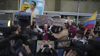 Ecuador Alexandra Villavicencio, hermana del candidato presidencial asesinado, Fernando Villavicencio, se manifiesta tras la lectura de la sentencia