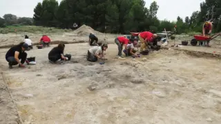 Estudiantes excavando en el yacimiento de “El Convento” de Mallén.