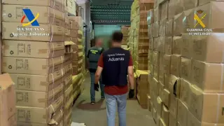 En la operación, realizada en Fuenlabrada, se han intervenido más de seis millones de productos falsificados, en su mayor parte camisetas de equipos y selecciones de fútbol