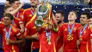 Álvaro Morata levantando la copa de la Eurocopa