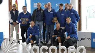 El rey Juan Carlos (c) recibe junto a su tripulación el premio de la prueba de 6 metros del Trofeo Xacobeo