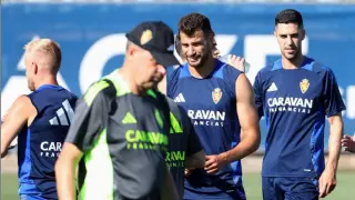 Bakis, detrás de Víctor Fernández y junto a Lecoeuche y Sabin Merino, en un entrenamiento de la semana pasada.