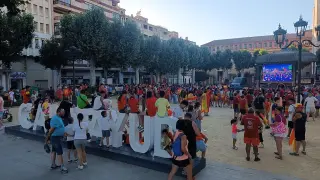 Centenares de personas se congregaron en la plaza del Fuerte para ver el España-Inglaterra