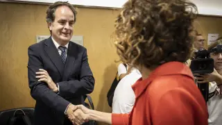 El consejero de Hacienda de Aragón, Roberto Bermúdez de Castro, saluda a la ministra María Jesús Montero en el Consejo de Política Fiscal y Financiera celebrado en Madrid