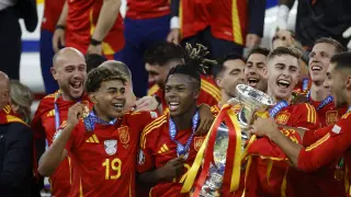 Los jugadores de la selección española celebran su victoria en la final de la Eurocopa en una noche tan sufrida como bella.