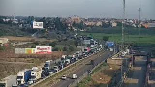 Larga caravana de vehículos en la A-68 dirección Zaragoza