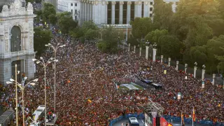 Miles de aficionados se concentran este lunes en Cibeles para celebrar con la selección española tras haberse proclamado campeones de la Eurocopa