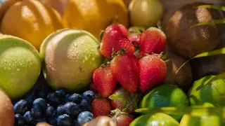 Varias frutas entre ellas el kiwi, las fresas o las manzanas. gsc1