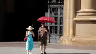 Calor en Zaragoza. Personas saliendo de la basílica del Pilar.