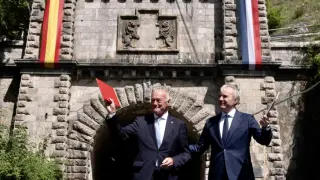 Los presidentes de Nueva Aquitania y Aragón, en la boca del túnel ferroviario de Somport.