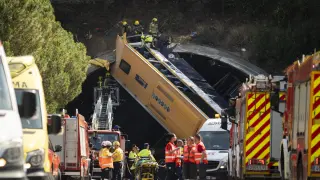 PINEDA DE MAR (BARCELONA), 16/07/2024.- Tres personas han resultado heridas críticas y una grave en el accidente de un autocar de trabajadores del grupo Inditex que ha volcado este martes a la entrada de un túnel de la C-32, a la altura de Pineda (Barcelona), donde los equipos de emergencias han asistido a un total de 52 pasajeros. Según ha informado el Sistema de Emergencias Médicas (SEM), los tres heridos críticos han sido evacuados en helicópteros medicalizados a los hospitales Vall d'Hebron de Barcelona, Germans Trias i Pujol de Badalona (Barcelona) y Josep Trueta de Girona. Según el SEM, otra persona ha resultado herida grave y ha sido evacuada al Hospital de Blanes (Girona). Asimismo, otras cuatro personas han sufrido lesiones menos graves y han sido evacuadas una al Hospital de Blanes (Girona) y tres al centro de urgencias de atención primaria de Mataró (Barcelona).-EFE/ David Borrat ESPAÑA ACCIDENTE AUTOCAR