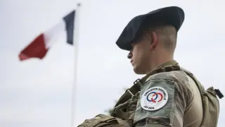 Un miembro del ejército francés de la 'Operación Sentinelle' en París.