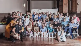 Usuarios, familiares, socios, voluntarios y colaboradores de Amibil durante la realización de su calendario solidario de 2023