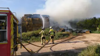 Bomberos de la DPZ, este miércoles, sofocan el fuego en la explotación ganadera de La Almunia
