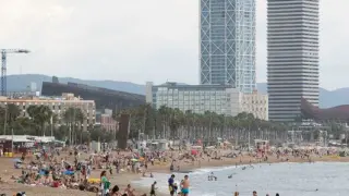 Decenas de bañistas en la Playa de la Barceloneta.