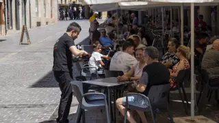Fiestas del Ángel en Teruel el pasado año. Hostelería, camareros atendiendo en las terrazas de los bares.