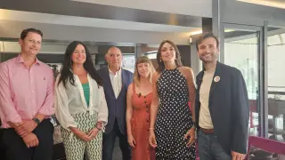 Sara Palacino, en el centro de la foto, acompañada por la alcaldesa de Huesca