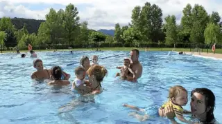 Madres y padres estrechan el vínculo con su bebé con sus primeras clases de natación en la piscina.gsc1