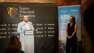 El tenor Pablo Puértolas y la concejal de Cultura, Sara Fernández, en la presentación del concierto de este sábado.