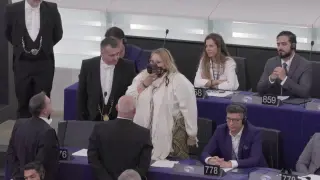 Una eurodiputada de ultraderecha expulsada del hemiciclo por acusar a von der Leyen de "matar a gente"