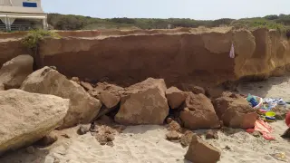 Vista del lugar donde un padre de 47 años y una bebé de dos meses han resultado heridos por un desprendimiento de rocas en la playa de Es Cupinà, en la isla de Formentera. ESPAÑA FORMENTERA SUCESOS