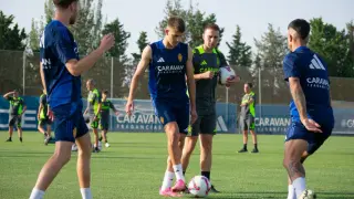 Samed Bazdar, con sus botas rosas, en la mañana de este viernes 19 de julio al inicio de su primer entrenamiento como jugador del Real Zaragoza.