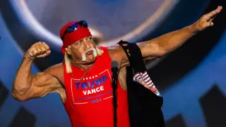 El luchador retirado Hulk Hogan muestra su apoyo a Trump en la Convención republicana en Milwaukee.