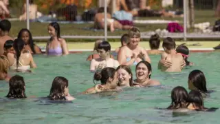 La ola de calor llena las piscinas de Zaragoza.gsc1