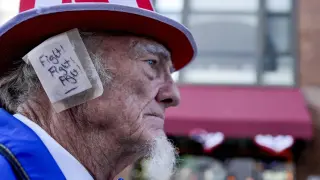 A supporter, donning an ear bandage in solidarity with former President Donald Trump after an assassination attempt, makes his way to the Republican National Convention in Milwaukee, July 18, 2024. (AP Photo/Mike Stewart) [[[AP/LAPRESSE]]]