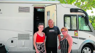 La familia holandesa Lenwsha con su autocaravana en el Camping Ciudad de Zaragoza.