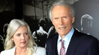 El actor y director estadounidense Clint Eastwood. con su compañera Christina Sandera, en 2018.