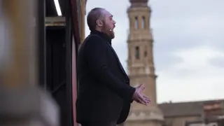El tenor zaragozano Pablo Puértolas se atreve con 'Una furtiva lagrima', de Donizetti, en un lugar donde había soñado cantar. Al fondo, la torre esbelta y picuda de la Seo.