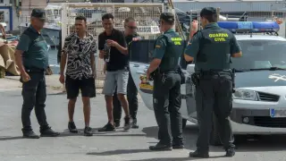 Llegan 14 inmigrantes a una playa de Granada a bordo de una planeadora