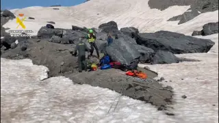 Vídeo | Rescate de un montañero tras caer por una grieta cerca de Góriz