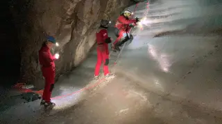 Investigación de científicos del IPE en las cuevas heladas del Parque Nacional de Ordesa y Monte Perdido.