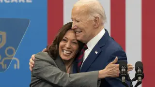 Kamala Harris abrazando a Joe Biden