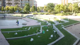 Limpieza del graderío del parque Miguel Servet de Huesca durante las fiestas de San Lorenzo.