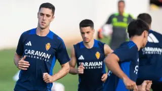 Bermejo, detrás de Sabin Merino, en el último entrenamiento del jugador zaragocista el viernes antes de partir hacia Gijón.