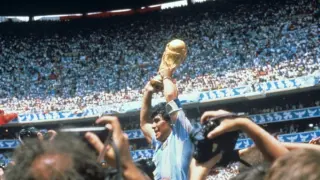 Diego Armando Maradona levantando la copa del Mundo de 1986 en México.