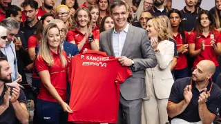 El presidente del Gobierno español, Pedro Sánchez recibe a los deportistas olímpicos y paralímpicos que participarán en los Juegos de París.