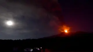 Fotografía de archivo del volcán Etna expulsando lava durante una erupción en la isla de Sicilia, Italia, el pasado 15 de julio.