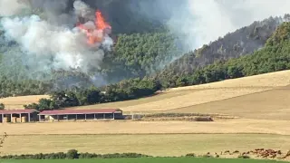 Las llamas del incendio forestal se ven así desde la localidad de Aínsa.